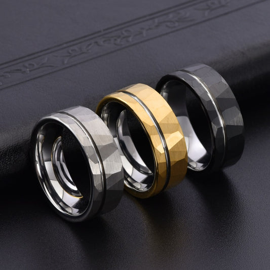 Herrenring aus Wolframcarbid mit flacher gehämmerter Oberfläche – 8 mm, Schwarz/Silber/Gold, gravurfähig