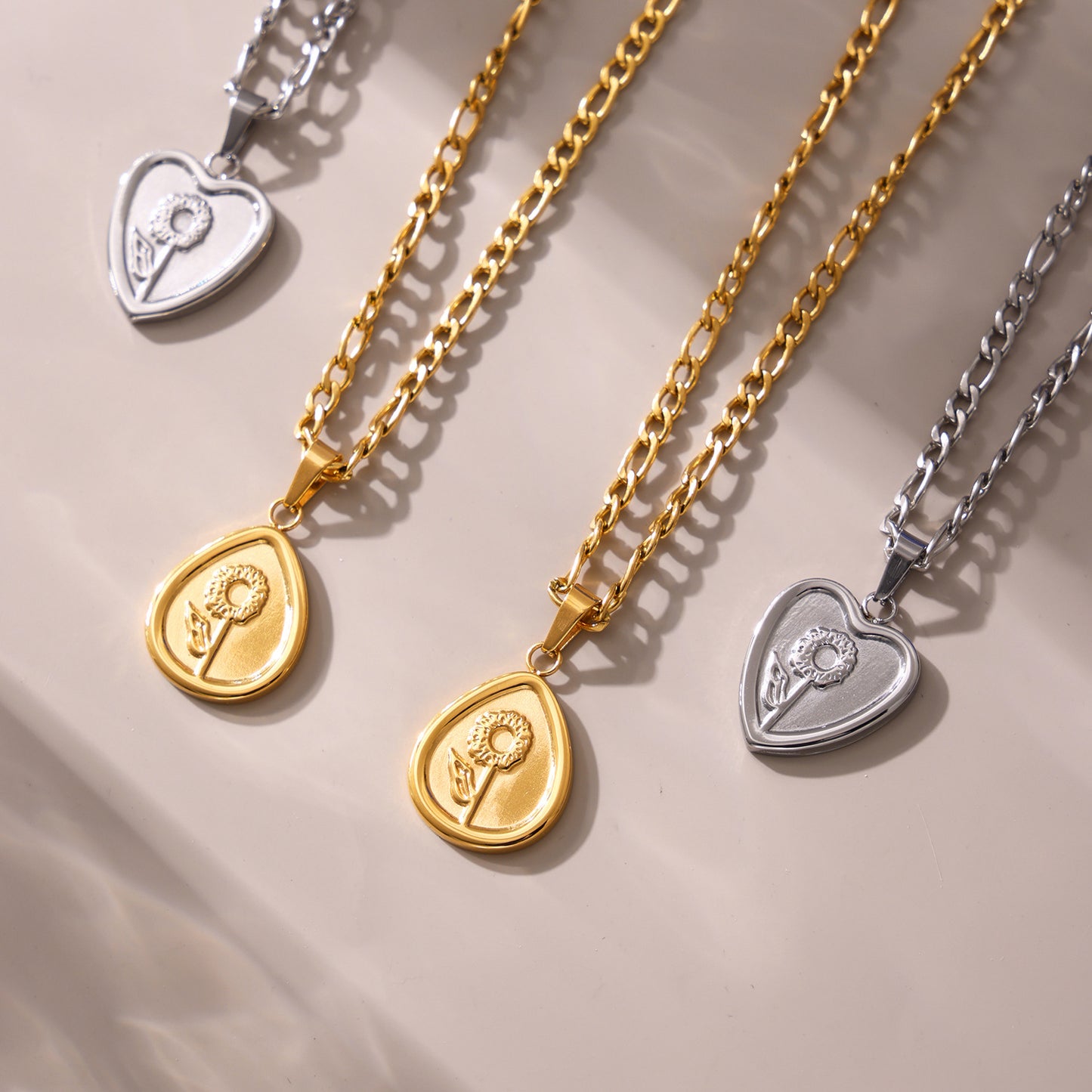 Flower pendant necklace – Minimalist design made of 18K gold-plated stainless steel or silver stainless steel look