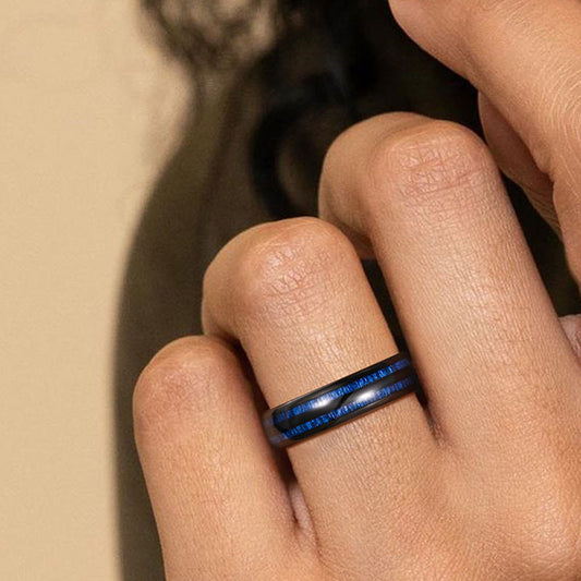 Wolframcarbid-Ring mit gewölbtem Design und doppelter Einlage aus blauem Ahornholz