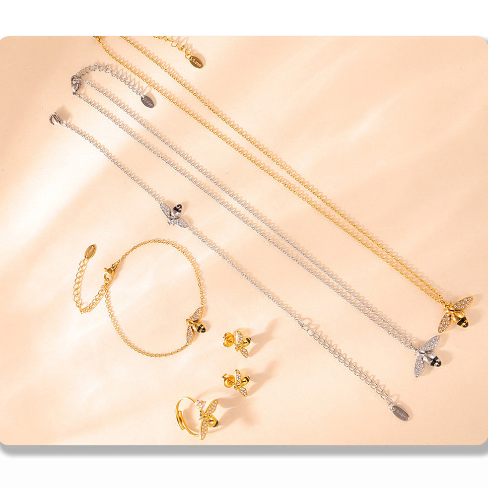 【Charming bee pendant necklace】Stainless steel necklace – gold-plated or silver-colored