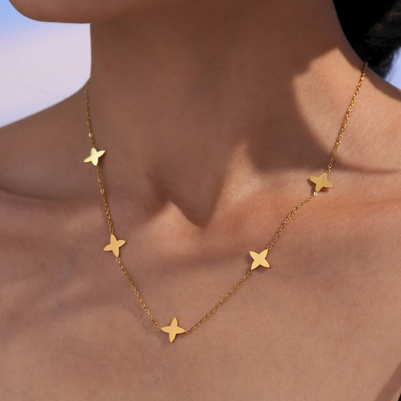 Lucky clover pendant necklace with zirconia and pearls – 18K gold-plated stainless steel or silver look for stylish layering