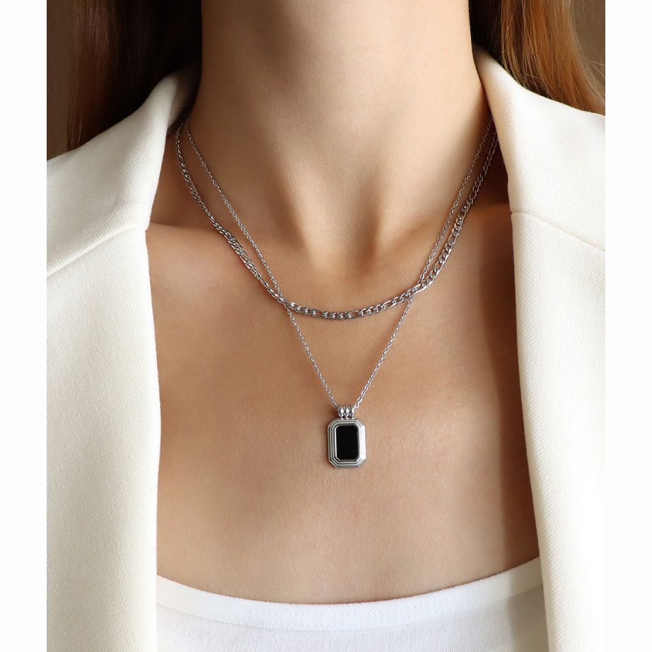 Modern acrylic necklace with angular design – Stackable look in gold or silver