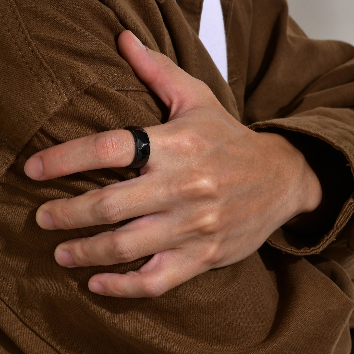 Wolframcarbid-Ring mit Facettenschliff und Goldakzent – Gravurfähiger Herrenring, ideales Geschenk