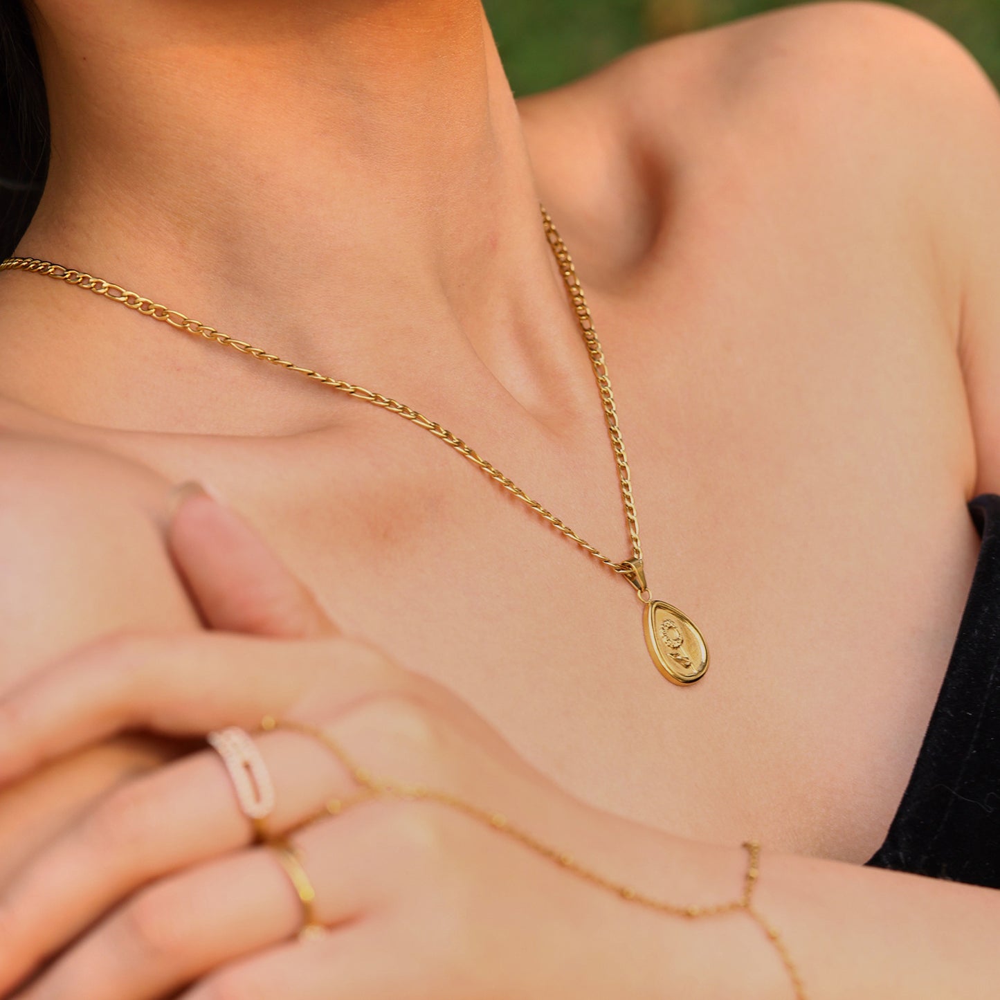 Flower pendant necklace – Minimalist design made of 18K gold-plated stainless steel or silver stainless steel look