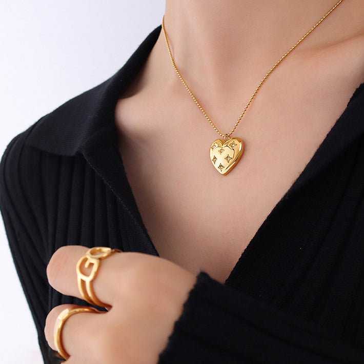 Romantic heart pendant necklace with sparkling zirconia – Adjustable in gold or silver