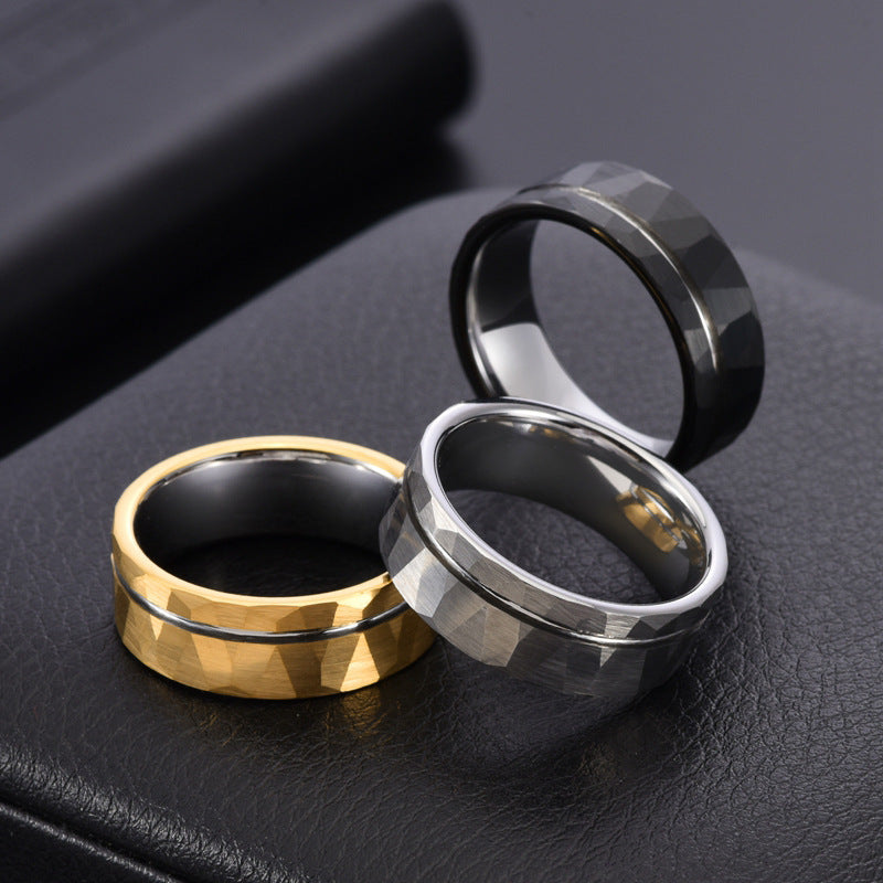 Herrenring aus Wolframcarbid mit flacher gehämmerter Oberfläche – 8 mm, Schwarz/Silber/Gold, gravurfähig