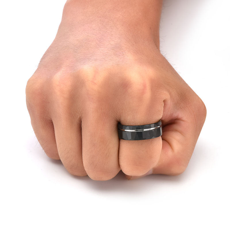 Herrenring aus Wolframcarbid mit flacher gehämmerter Oberfläche – 8 mm, Schwarz/Silber/Gold, gravurfähig