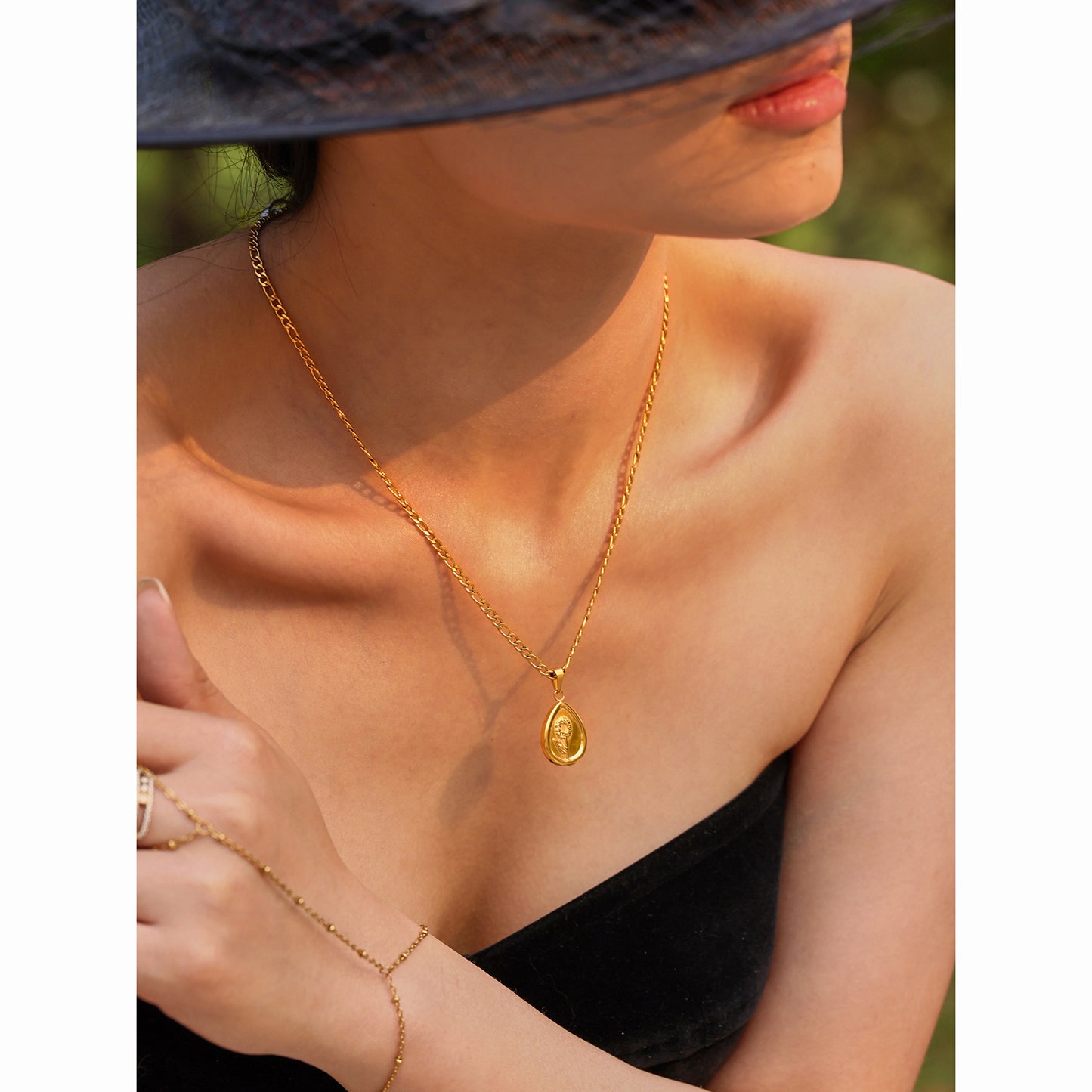Flower pendant necklace – Minimalist design made of 18K gold-plated stainless steel or silver stainless steel look