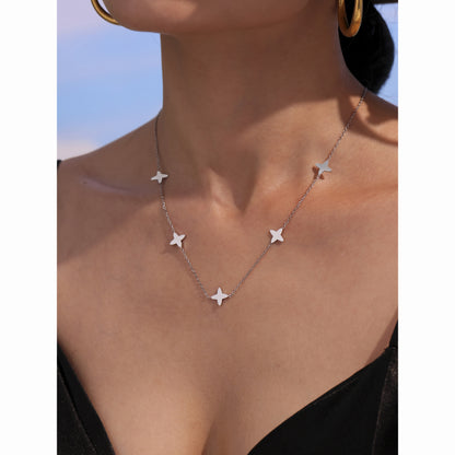 Lucky clover pendant necklace with zirconia and pearls – 18K gold-plated stainless steel or silver look for stylish layering