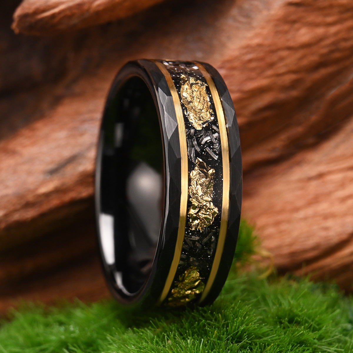 Herrenring aus Wolframcarbid, 8 mm, flach mit Hammerschlag-Struktur, schwarz plattiert, mit Meteoriteneinlage und Gold-Platin-Akzenten