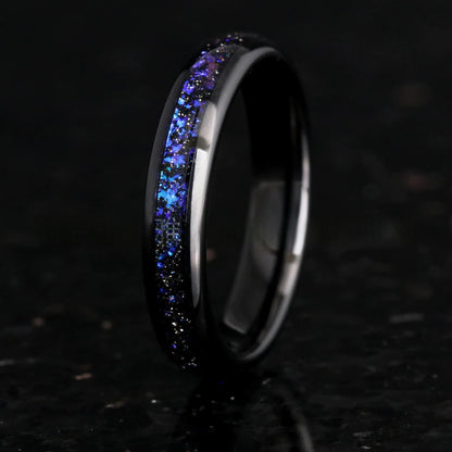 Romantischer Damen-Ehering aus schwarz plattiertem Wolframcarbid, 4 mm, mit violetten/blauen Splittersteinen