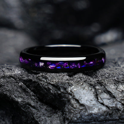 Romantischer Damen-Ehering aus schwarz plattiertem Wolframcarbid, 4 mm, mit violetten/blauen Splittersteinen