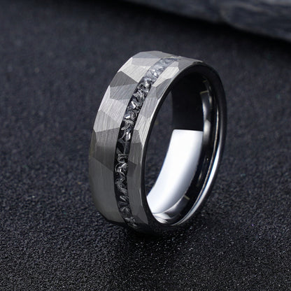Maskuliner Wolframring mit Meteorit und Hammerschlag-Design – 8 mm Breite
