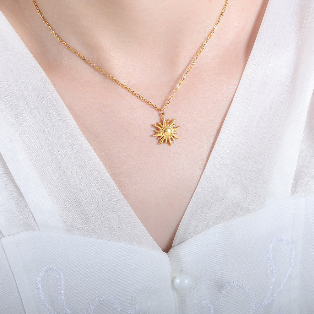 Small sun pendant necklace made of 18k gold-plated stainless steel – stylish jewelry with symbolic power