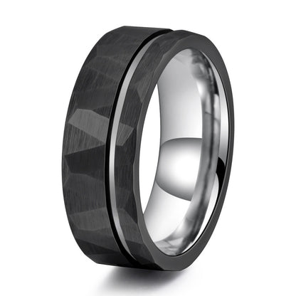 Herrenring aus Wolframcarbid mit flacher gehämmerter Oberfläche – 8 mm, Schwarz/Silber/Gold, gravurfähig