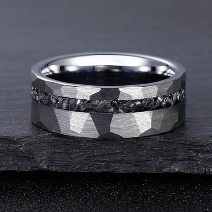 Maskuliner Wolframring mit Meteorit und Hammerschlag-Design – 8 mm Breite