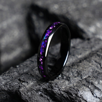 Romantischer Damen-Ehering aus schwarz plattiertem Wolframcarbid, 4 mm, mit violetten/blauen Splittersteinen