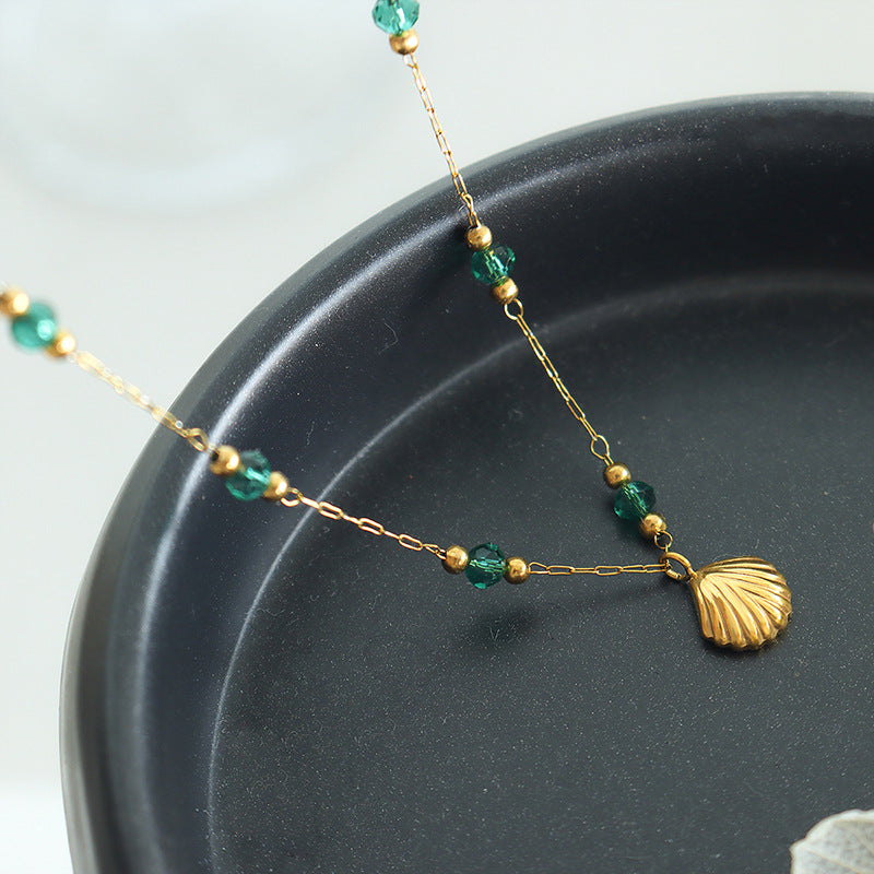 Zarter Kristallperlen-Anhänger mit Muscheldesign – 18K vergoldeter Edelstahl