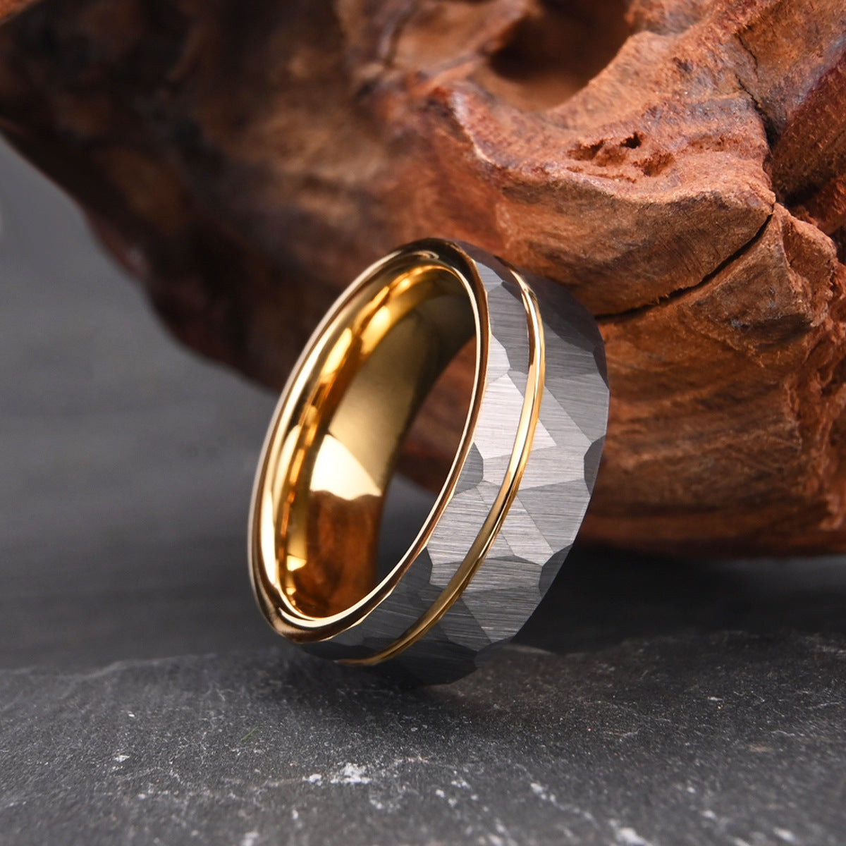 Herrenring aus Wolframcarbid, 8 mm, neu, goldfarben mit Hammerschlag-Struktur
