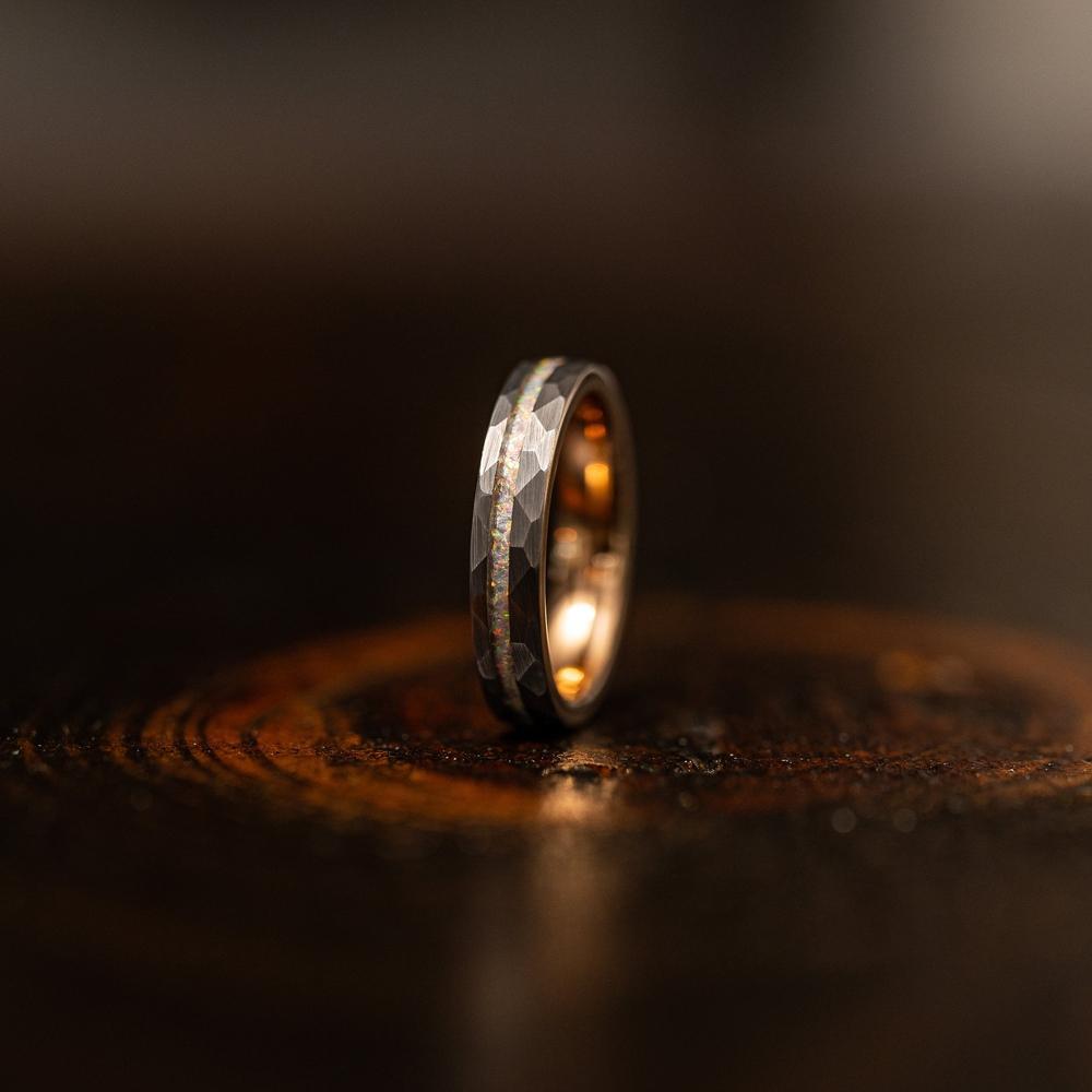 Unisex-Ring aus Wolframcarbid, 6 mm, mit Hammerschlag-Struktur, roségold plattiert und mit Opalsplittern eingelegt