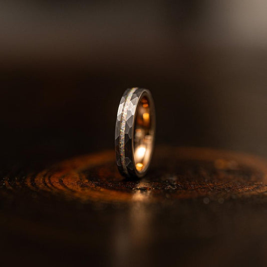 Unisex-Ring aus Wolframcarbid, 6 mm, mit Hammerschlag-Struktur, roségold plattiert und mit Opalsplittern eingelegt