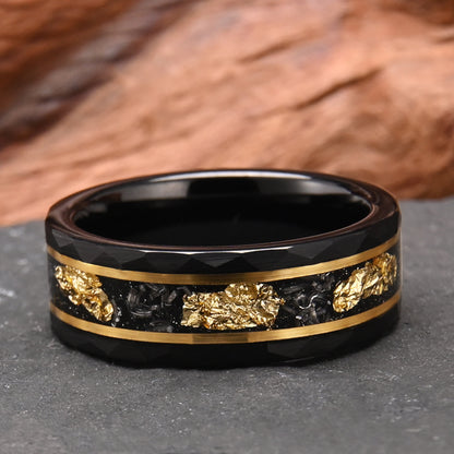 Herrenring aus Wolframcarbid, 8 mm, flach mit Hammerschlag-Struktur, schwarz plattiert, mit Meteoriteneinlage und Gold-Platin-Akzenten