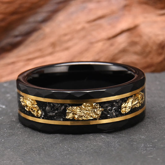 Herrenring aus Wolframcarbid, 8 mm, flach mit Hammerschlag-Struktur, schwarz plattiert, mit Meteoriteneinlage und Gold-Platin-Akzenten