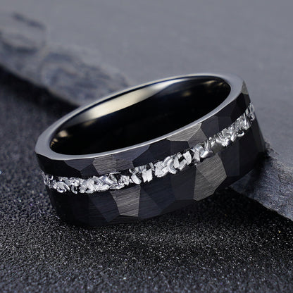 Maskuliner Wolframring mit Meteorit und Hammerschlag-Design – 8 mm Breite
