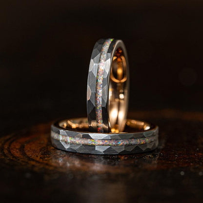 Unisex-Ring aus Wolframcarbid, 6 mm, mit Hammerschlag-Struktur, roségold plattiert und mit Opalsplittern eingelegt