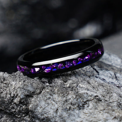 Romantischer Damen-Ehering aus schwarz plattiertem Wolframcarbid, 4 mm, mit violetten/blauen Splittersteinen