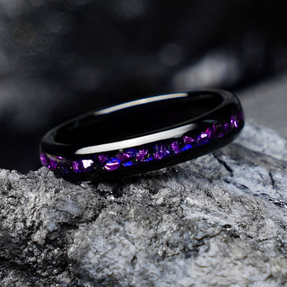 Romantischer Damen-Ehering aus schwarz plattiertem Wolframcarbid, 4 mm, mit violetten/blauen Splittersteinen