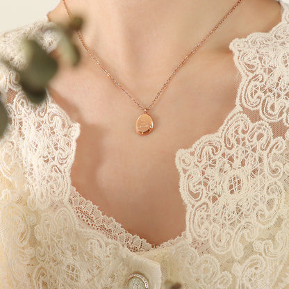 Irregular oval pendant - necklace made of gold-plated stainless steel