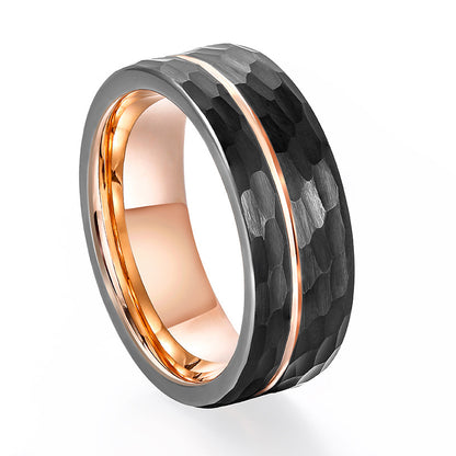 Herrenring aus Wolframcarbid in Schwarz & Roségold mit gehämmerter, gebürsteter Oberfläche und versetzter Nut – gravurfähig