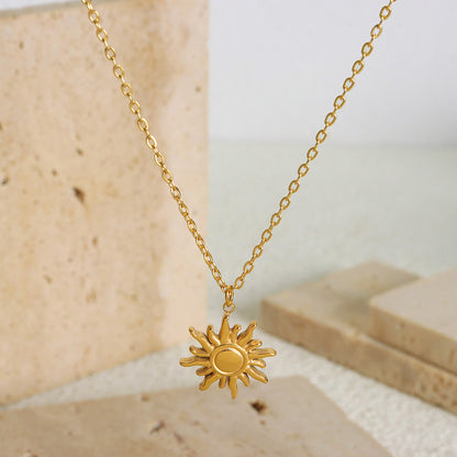 Small sun pendant necklace made of 18k gold-plated stainless steel – stylish jewelry with symbolic power