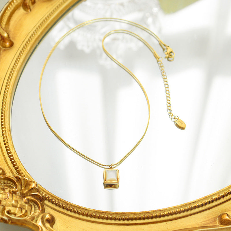 Minimalistische Quadrat Halskette mit weißem Muschel-Anhänger | Titanstahl 18k Gold oder Stahlfarben | Understated Schmuckdesign | Skandinavischer Style