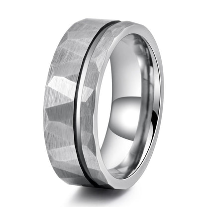 Herrenring aus Wolframcarbid mit flacher gehämmerter Oberfläche – 8 mm, Schwarz/Silber/Gold, gravurfähig