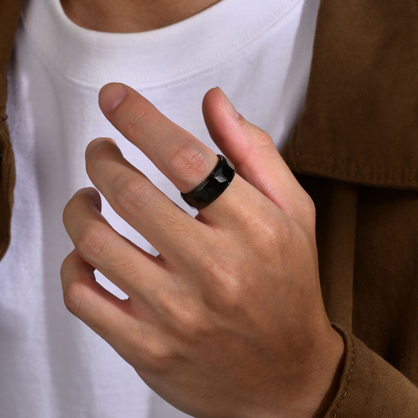 Wolframcarbid-Ring mit Facettenschliff und Goldakzent – Gravurfähiger Herrenring, ideales Geschenk
