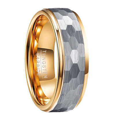 Herrenring aus Wolframcarbid in Silber-Grau matt mit sechseckigem Facettenschliff & goldener Innenseite – 8 mm, gravurfähig