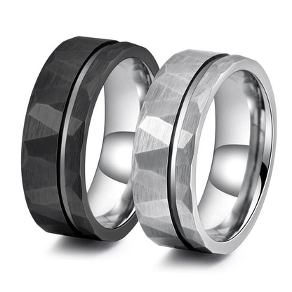 Herrenring aus Wolframcarbid mit flacher gehämmerter Oberfläche – 8 mm, Schwarz/Silber/Gold, gravurfähig