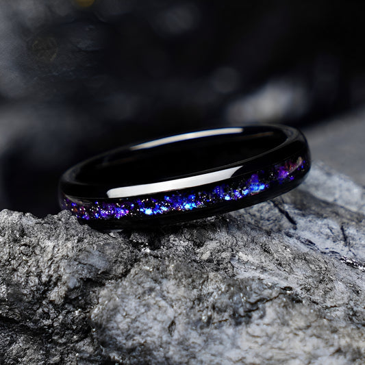 Romantischer Damen-Ehering aus schwarz plattiertem Wolframcarbid, 4 mm, mit violetten/blauen Splittersteinen