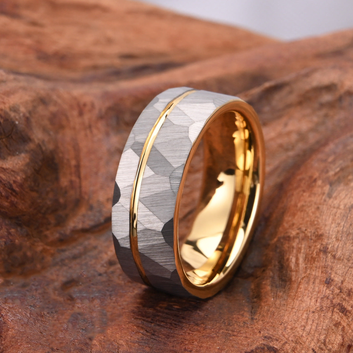 Herrenring aus Wolframcarbid, 8 mm, neu, goldfarben mit Hammerschlag-Struktur