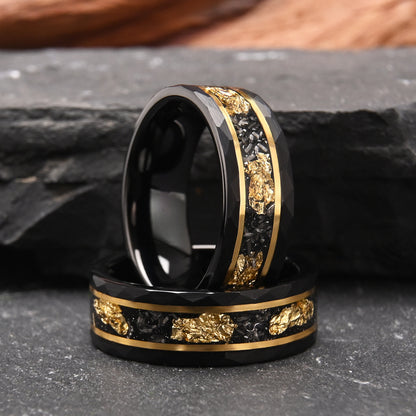 Herrenring aus Wolframcarbid, 8 mm, flach mit Hammerschlag-Struktur, schwarz plattiert, mit Meteoriteneinlage und Gold-Platin-Akzenten