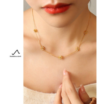 Fine daisy necklace made of titanium steel | Delicate flower necklace gold-plated