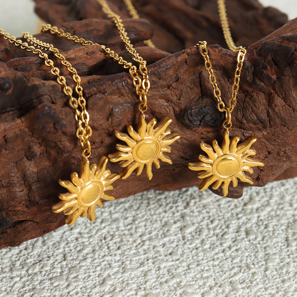 Small sun pendant necklace made of 18k gold-plated stainless steel – stylish jewelry with symbolic power