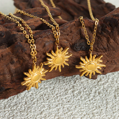 Small sun pendant necklace made of 18k gold-plated stainless steel – stylish jewelry with symbolic power