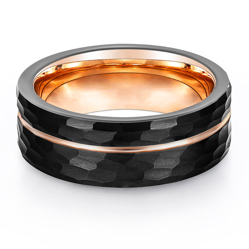 Herrenring aus Wolframcarbid in Schwarz & Roségold mit gehämmerter, gebürsteter Oberfläche und versetzter Nut – gravurfähig