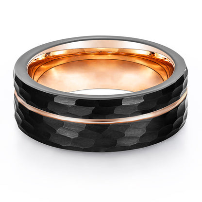 Herrenring aus Wolframcarbid in Schwarz & Roségold mit gehämmerter, gebürsteter Oberfläche und versetzter Nut – gravurfähig