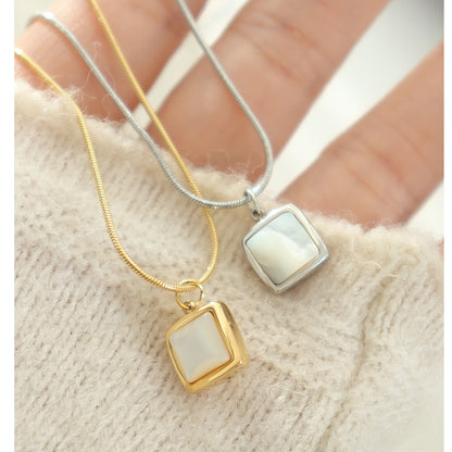 Minimalistische Quadrat Halskette mit weißem Muschel-Anhänger | Titanstahl 18k Gold oder Stahlfarben | Understated Schmuckdesign | Skandinavischer Style