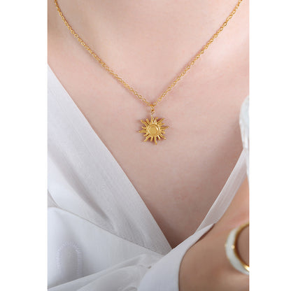 Small sun pendant necklace made of 18k gold-plated stainless steel – stylish jewelry with symbolic power