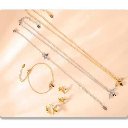 【Charming bee pendant necklace】Stainless steel necklace – gold-plated or silver-colored